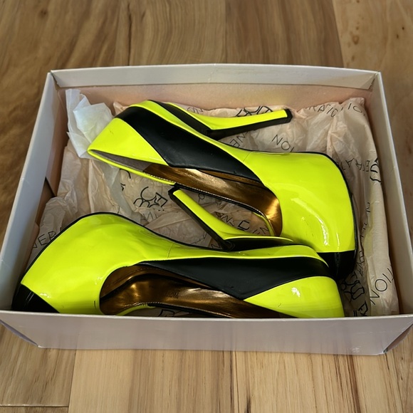 BCBG Liberty High Heel Platform Neon Yellow- Size 7 - Picture 3 of 3